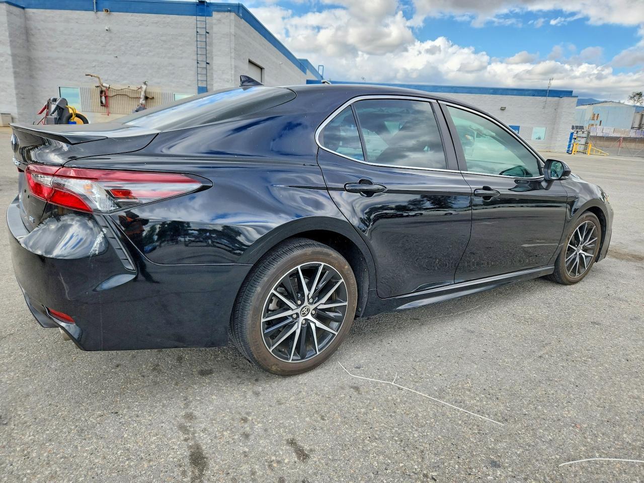 2024 Toyota Camry Se - Image 3