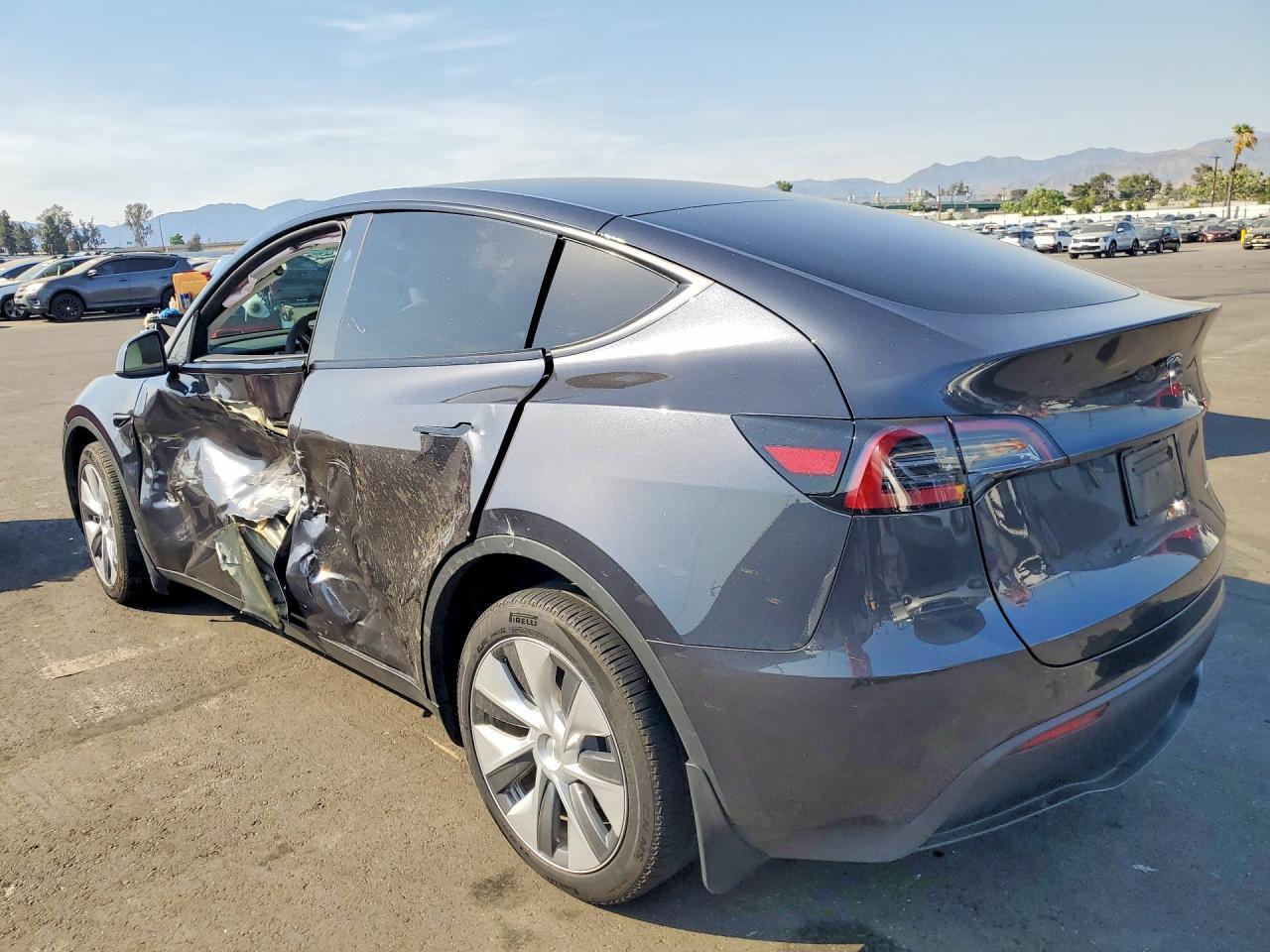 2024 Tesla Model Y - Фото 2