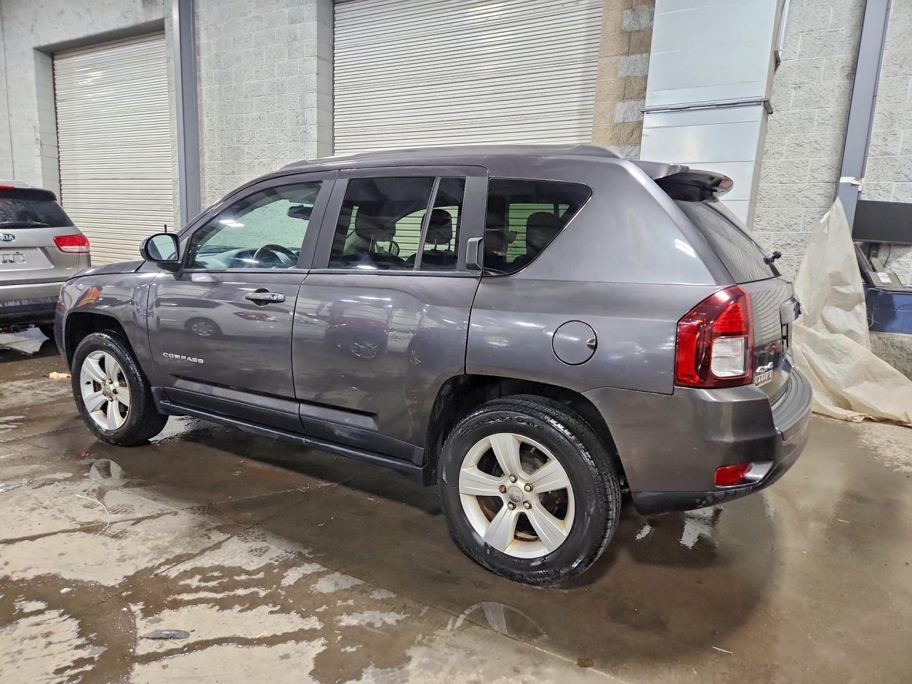 2015 Jeep Compass Latitude - Фото 2