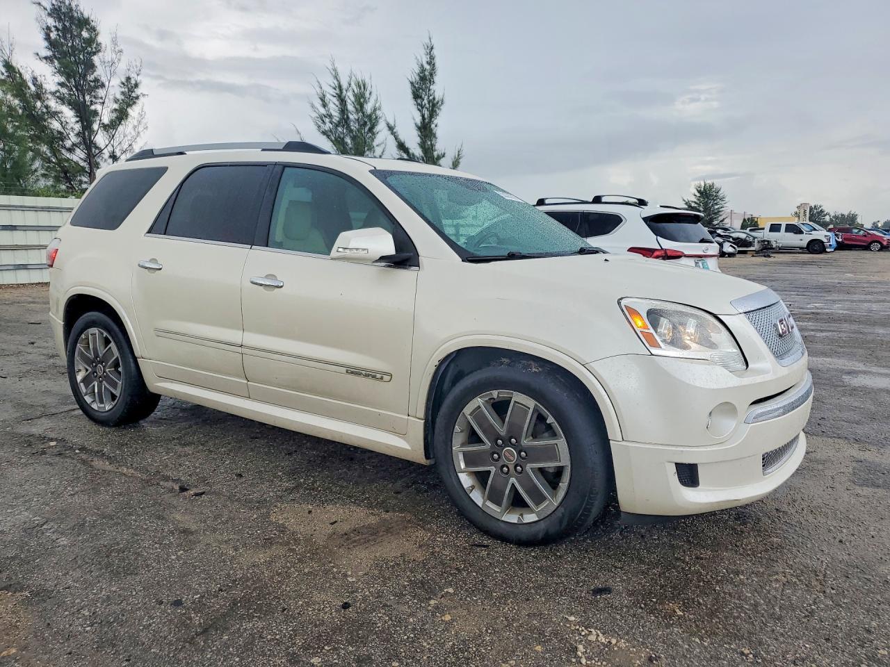 2011 GMC Acadia Denali - Image 4