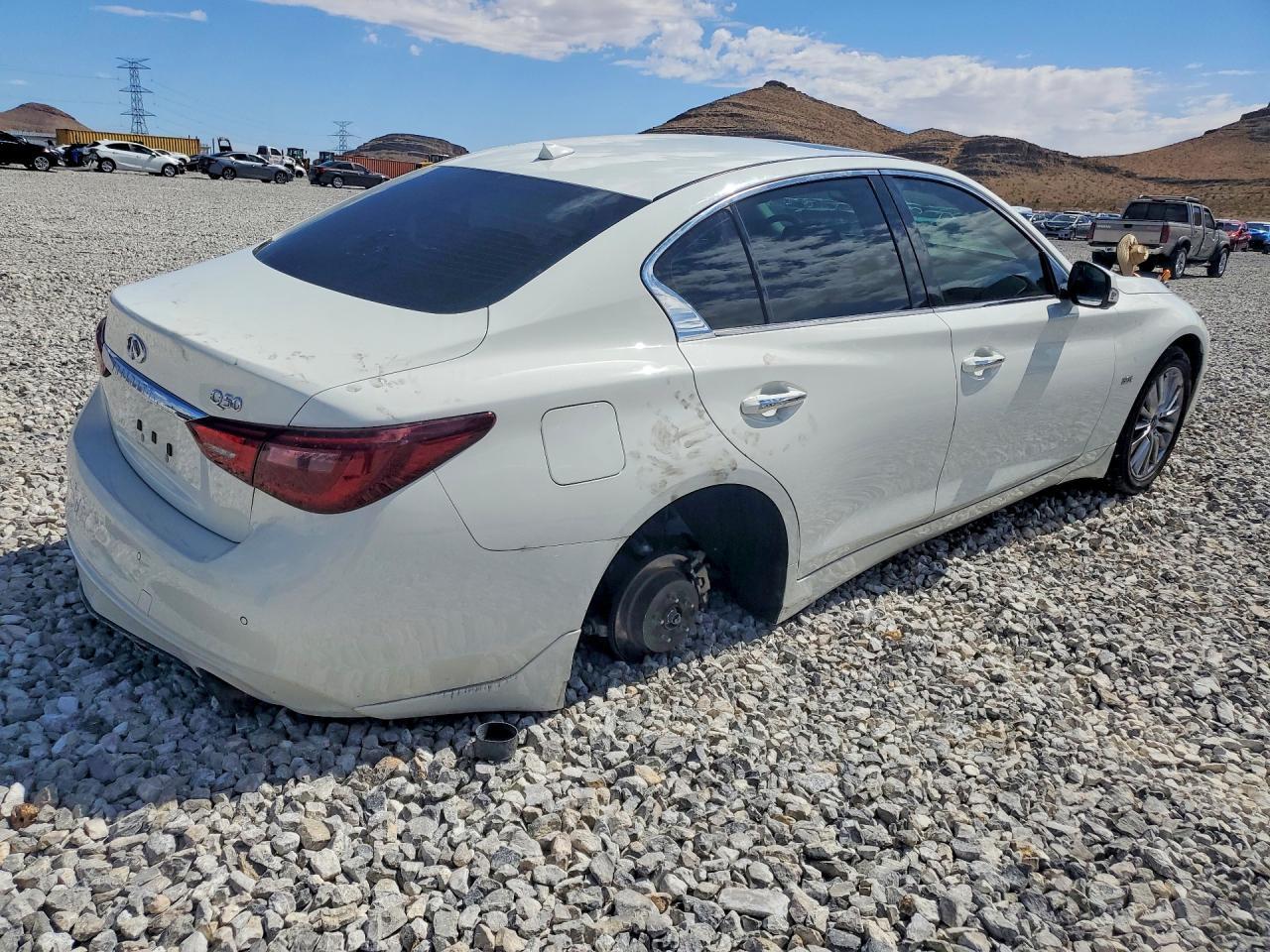 2018 Infiniti Q50 3.0T Luxe - Фото 3