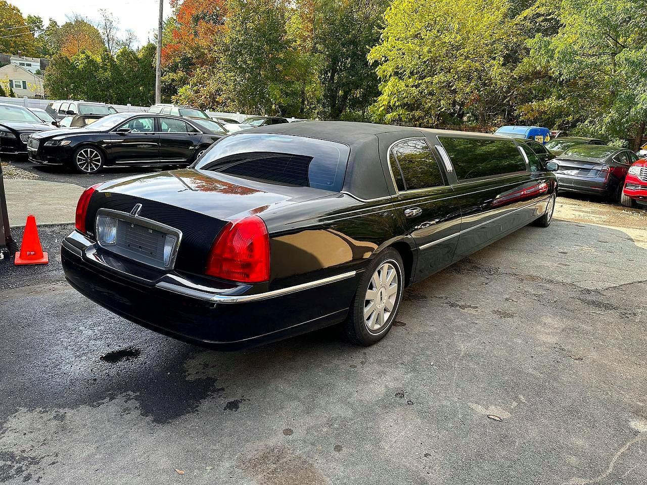 2005 Lincoln Town Car Executive - Фото 4