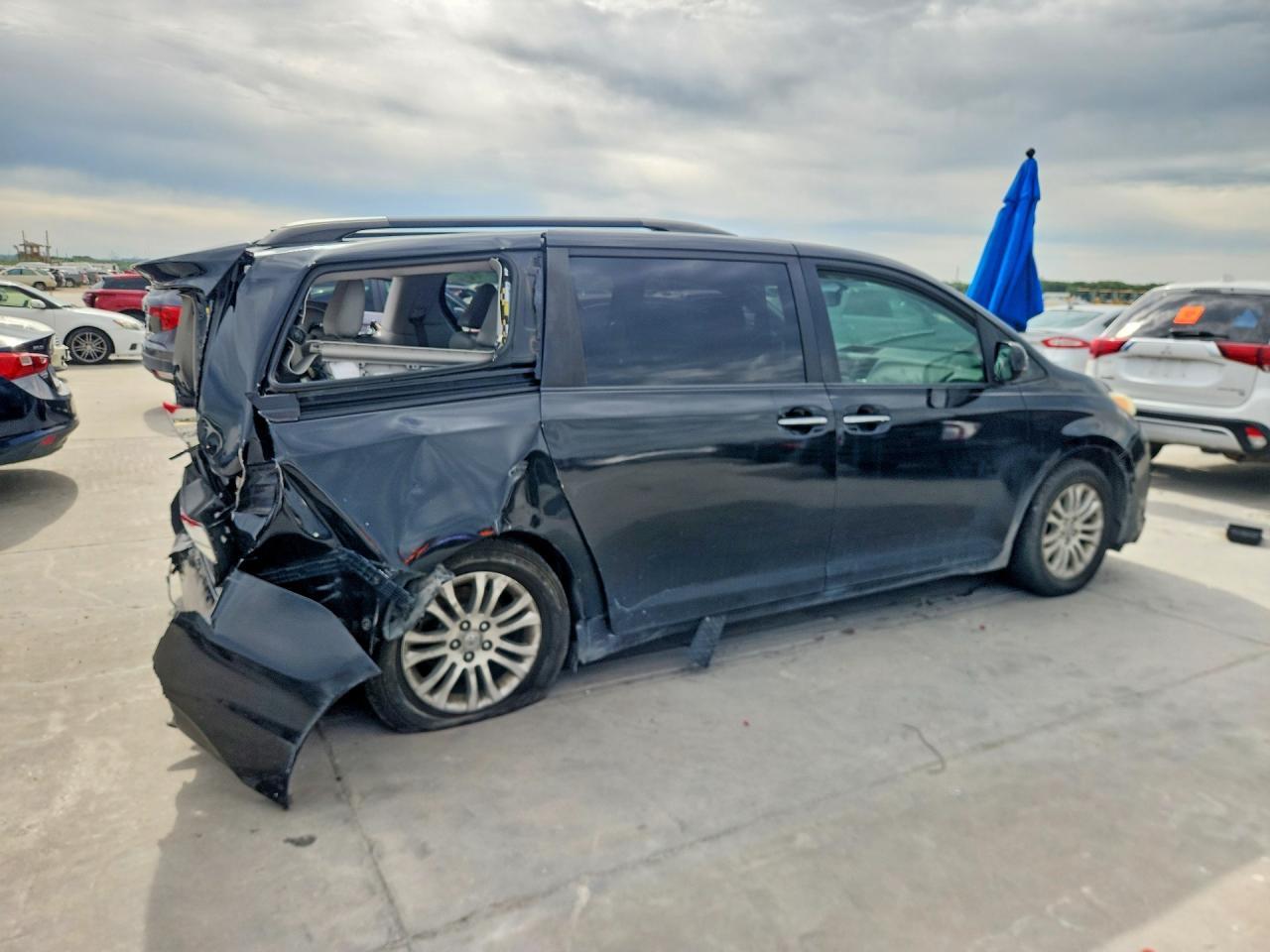 2011 Toyota Sienna Xle 8-Passenger - Image 3