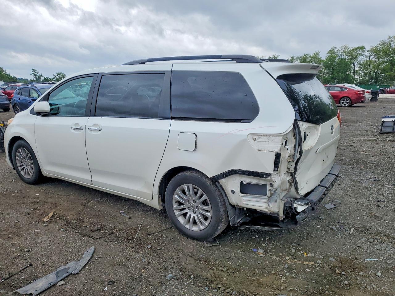 2016 Toyota Sienna Xle 8-Passenger - Фото 2