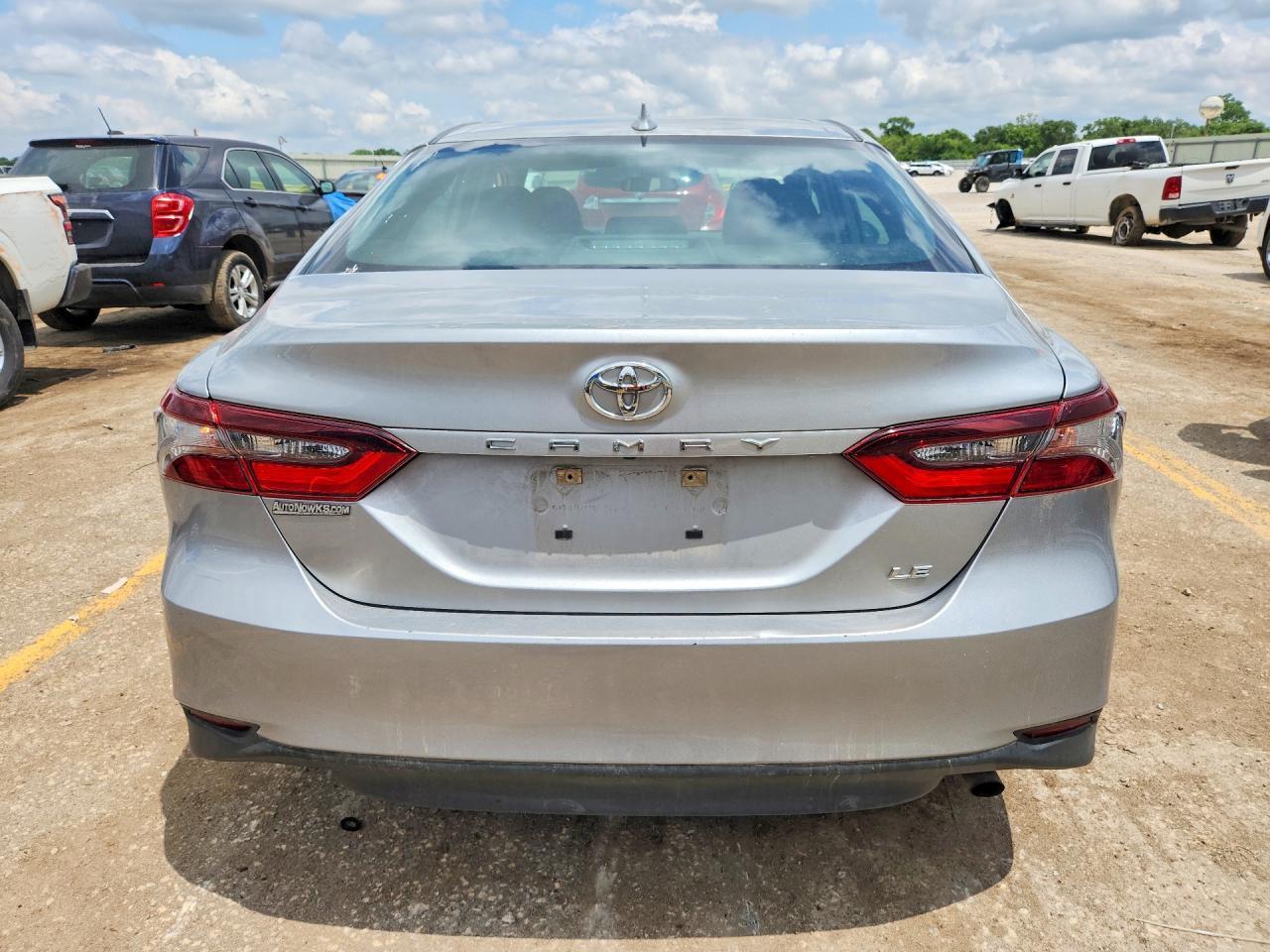 2021 Toyota Camry Le - Фото 6