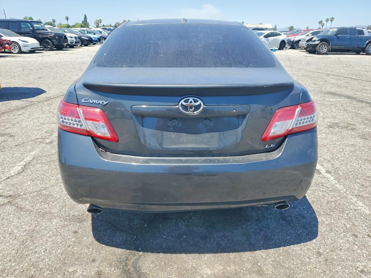 2011 Toyota Camry Le V6 - Фото 6