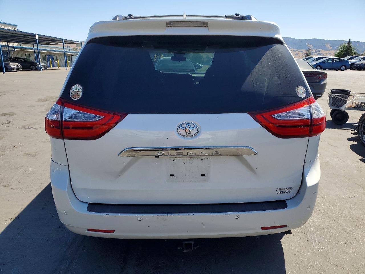 2015 Toyota Sienna Limited Premium 7-Passenger - Image 6