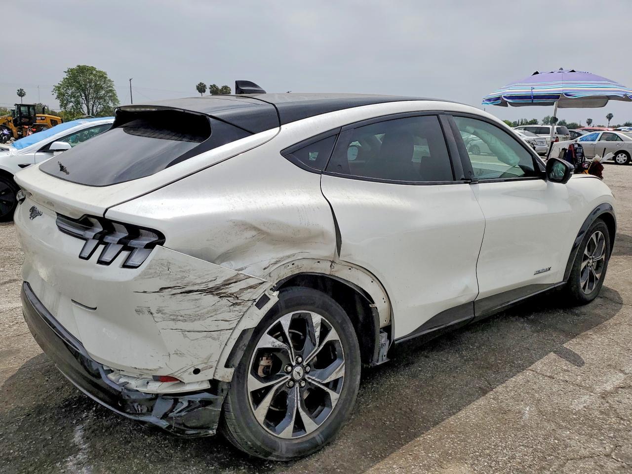 2021 Ford Mustang Mach-E Premium - Фото 3