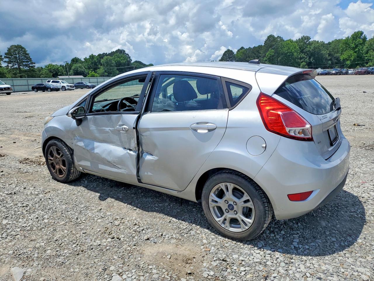 2015 Ford Fiesta Se - Фото 2