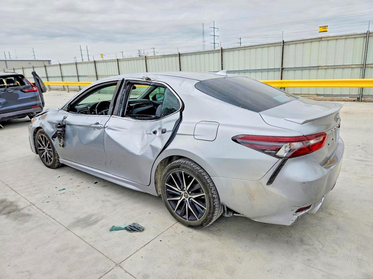 2022 Toyota Camry Se - Фото 2