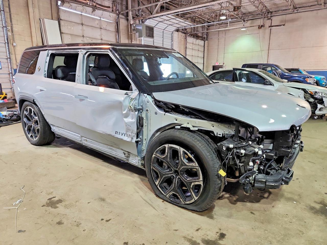 2025 Rivian R1S Adventure - Фото 4