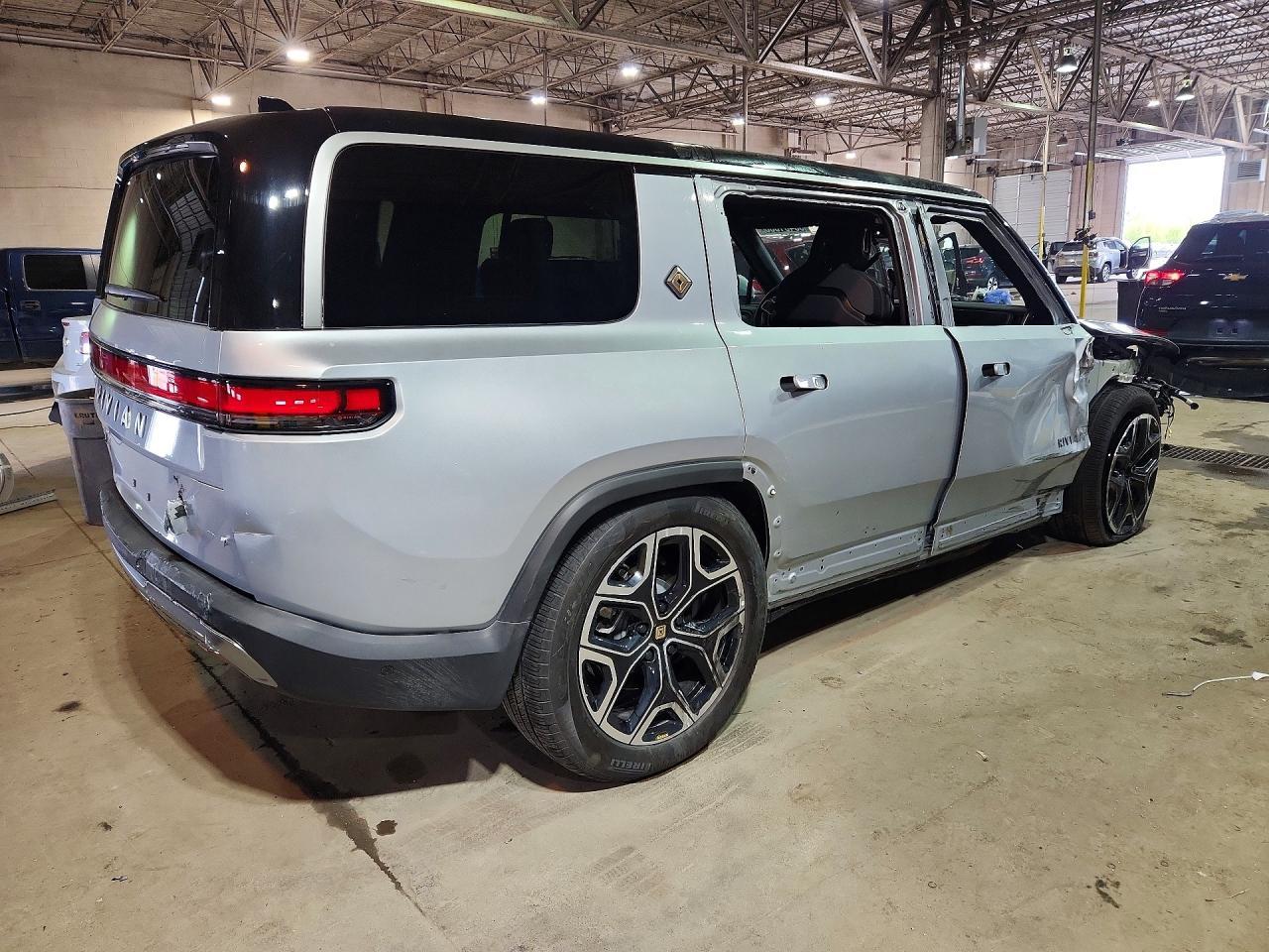2025 Rivian R1S Adventure - Фото 3