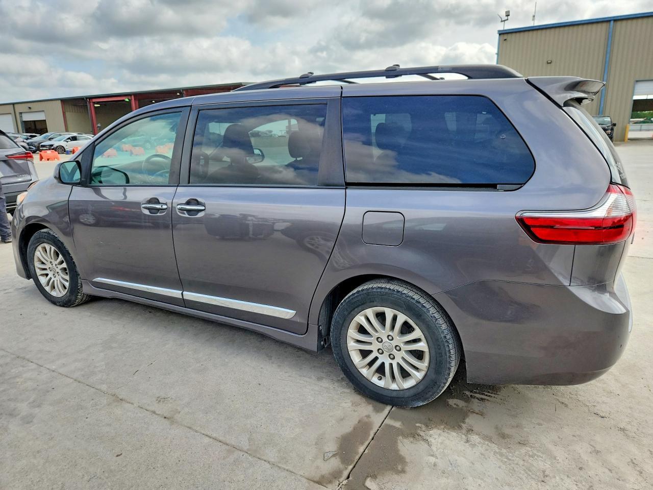 2020 Toyota Sienna Xle Premium 8-Passenger - Фото 2