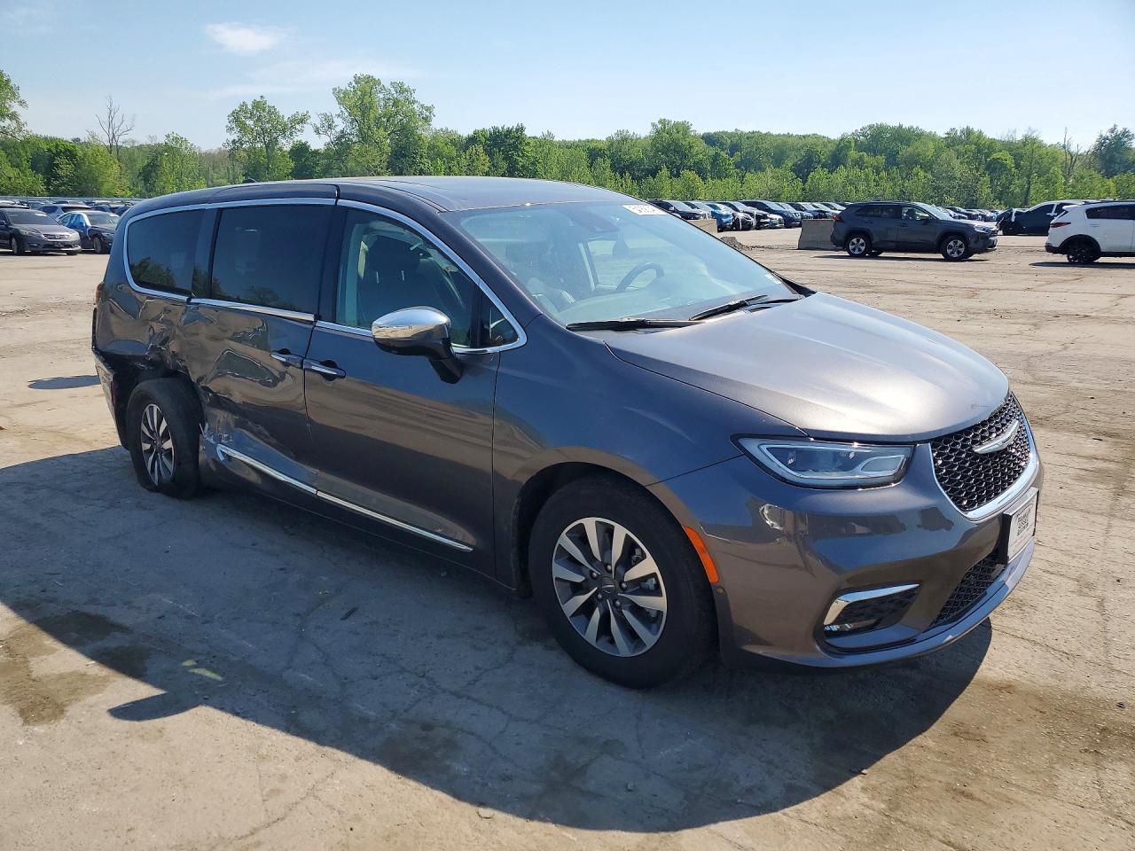 2023 Chrysler Pacifica Hybrid Limited - Image 4