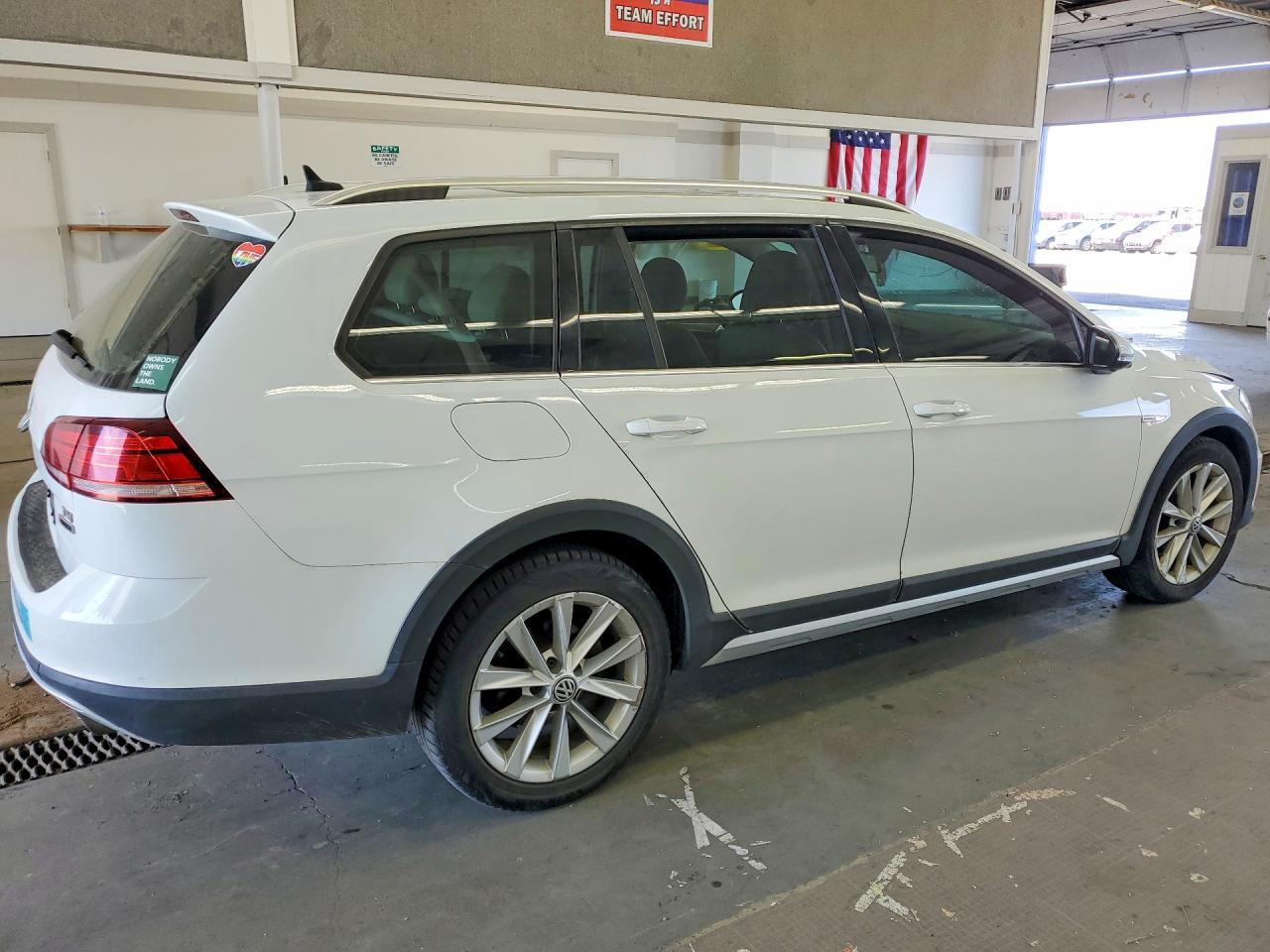 2018 Volkswagen Golf Alltrack S - Image 3