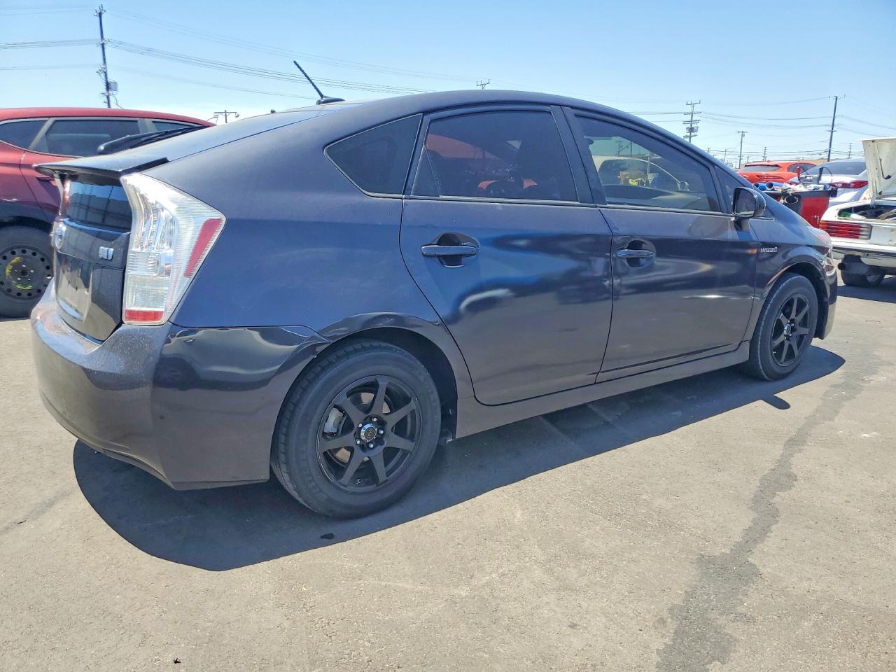 2011 Toyota Prius Three - Фото 3