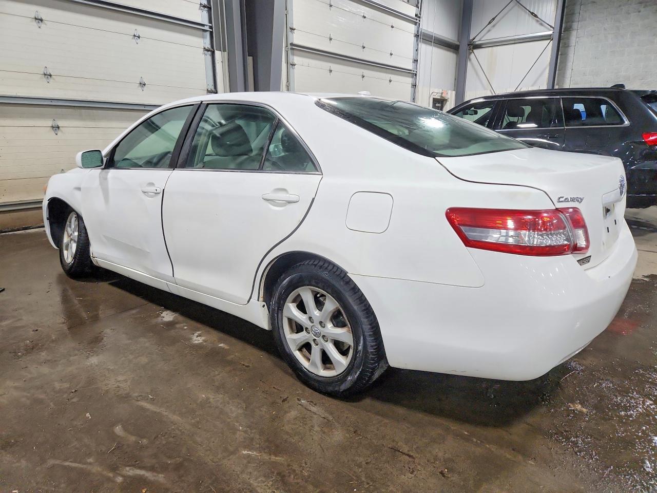 2011 Toyota Camry Le - Фото 2