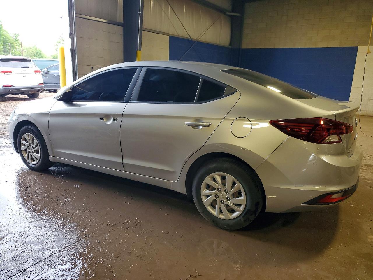 2020 Hyundai Elantra Se - Image 2