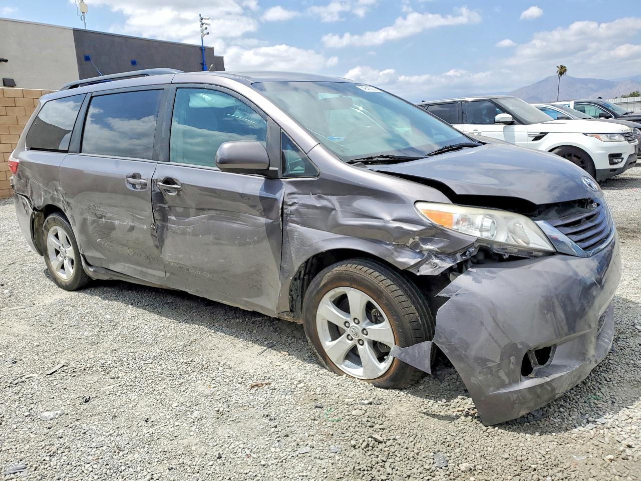 2017 Toyota Sienna Le - Фото 4