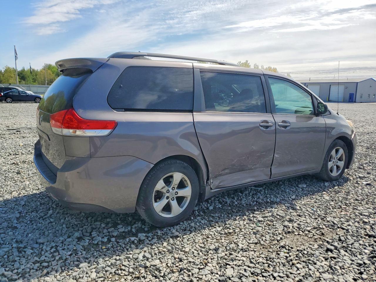 2011 Toyota Sienna Le - Image 3