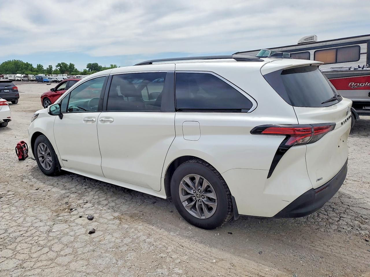 2021 Toyota Sienna Xle - Image 2