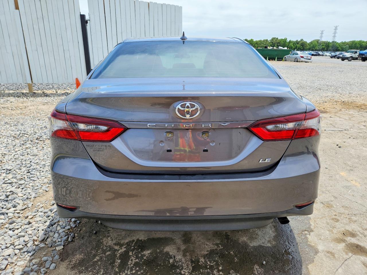 2021 Toyota Camry Le - Фото 6