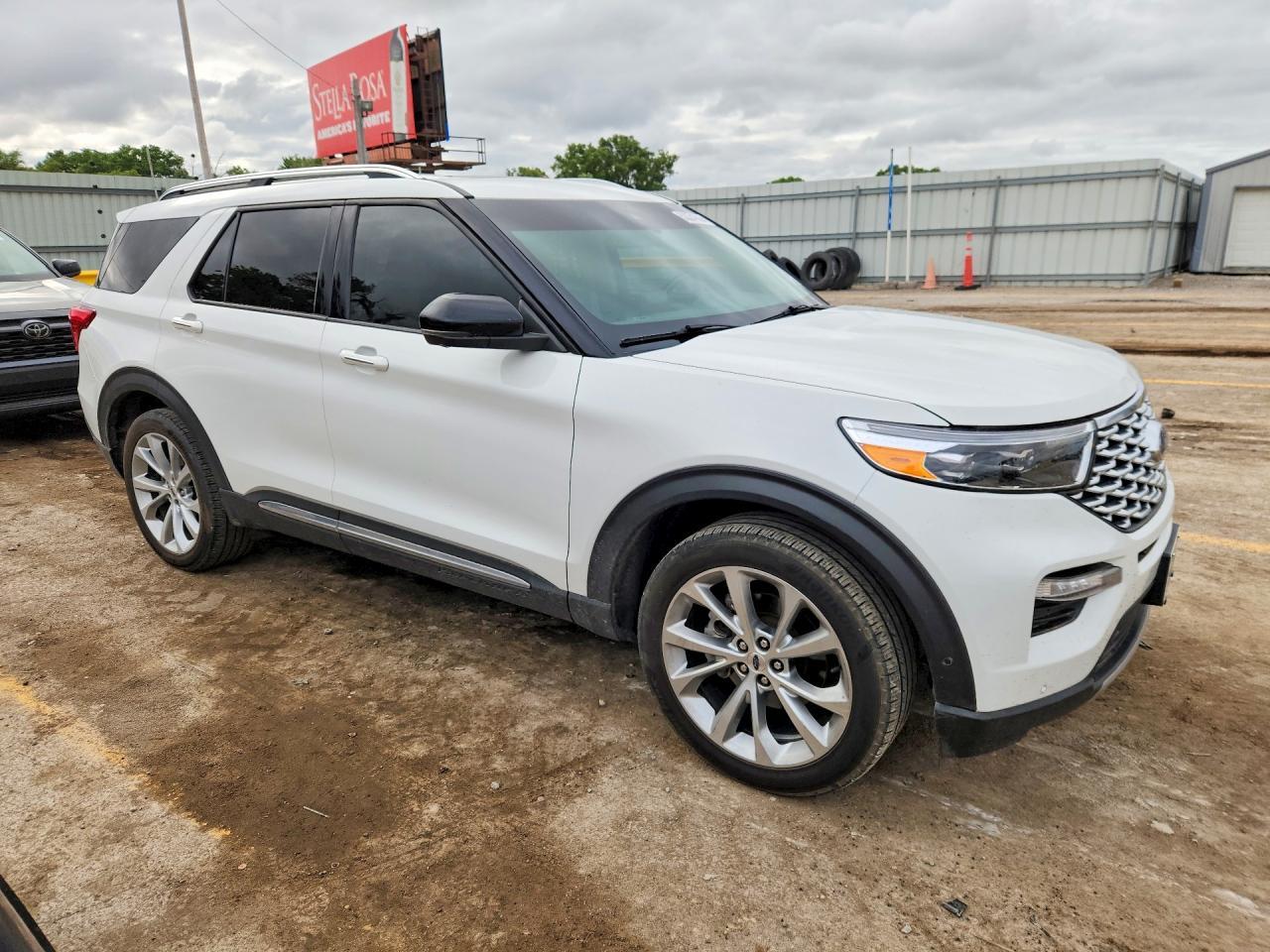 2021 Ford Explorer Platinum - Image 4