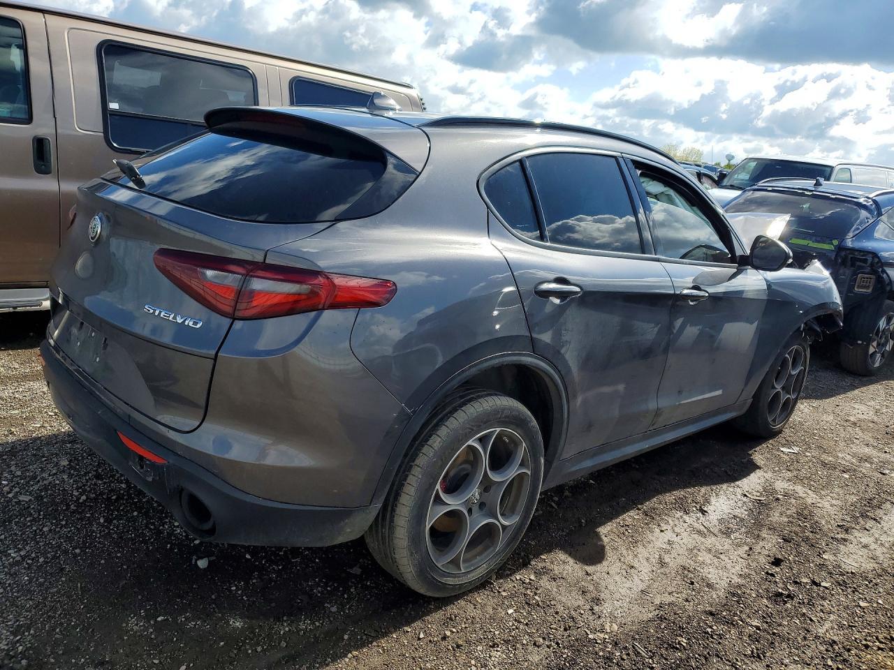 2022 Alfa Romeo Stelvio - Image 3