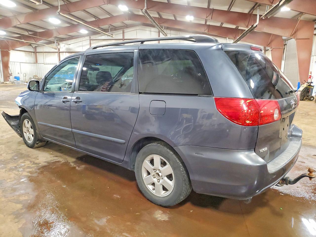 2008 Toyota Sienna Le 8-Passenger - Image 2