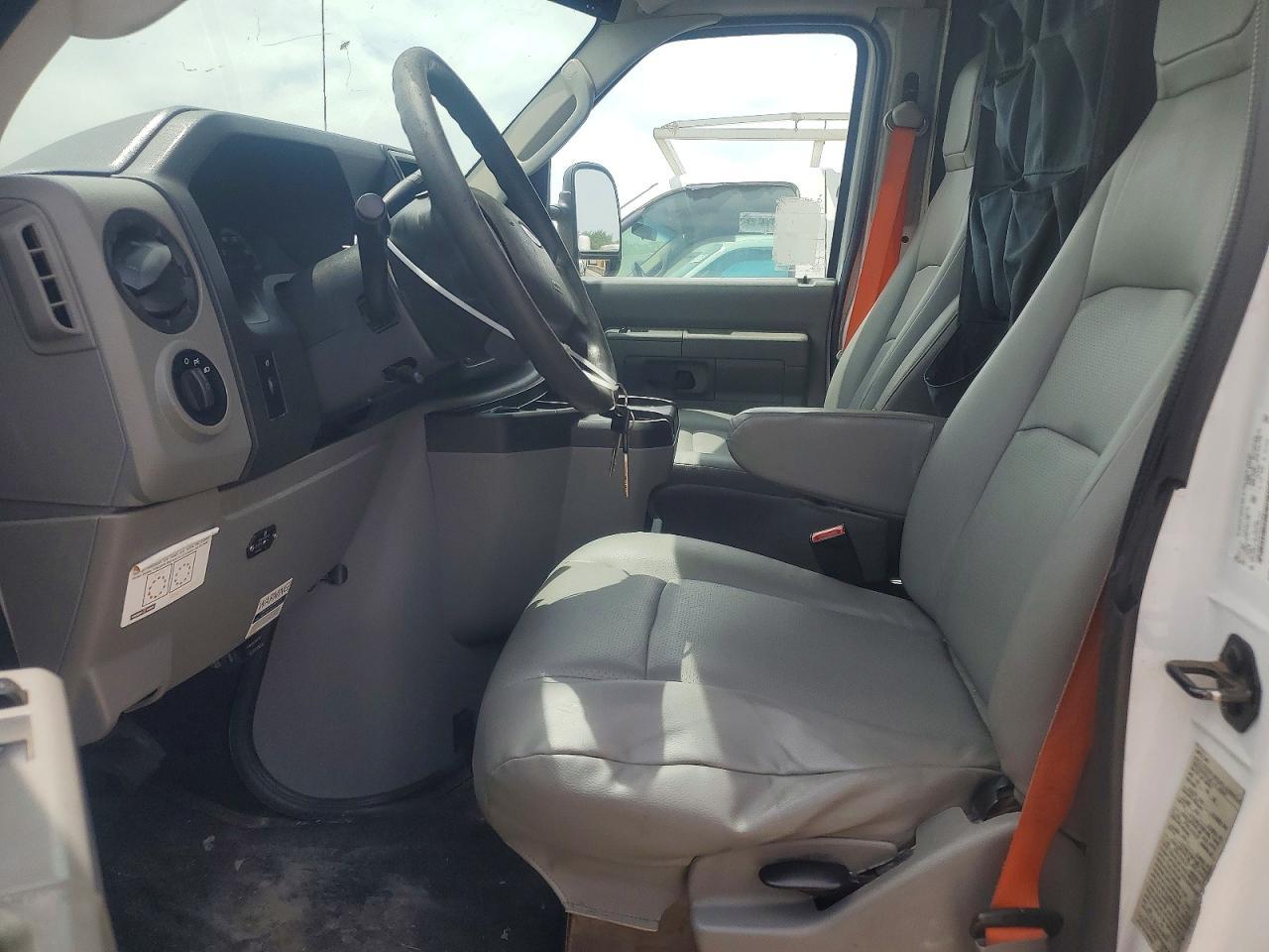2017 Ford Econoline E450 Super Duty Cutaway Van - Image 7