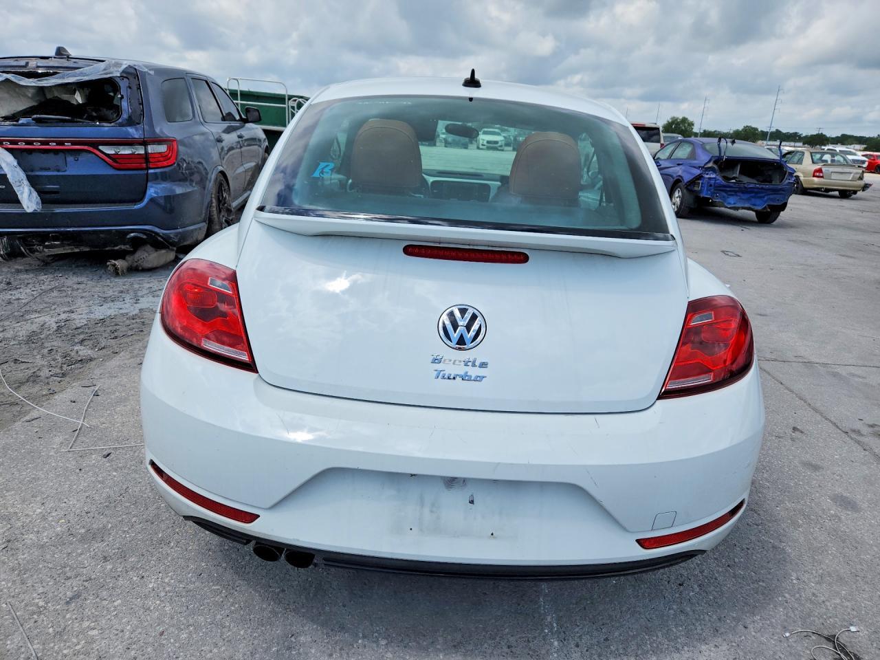 2017 Volkswagen Beetle 1.8T - Фото 6