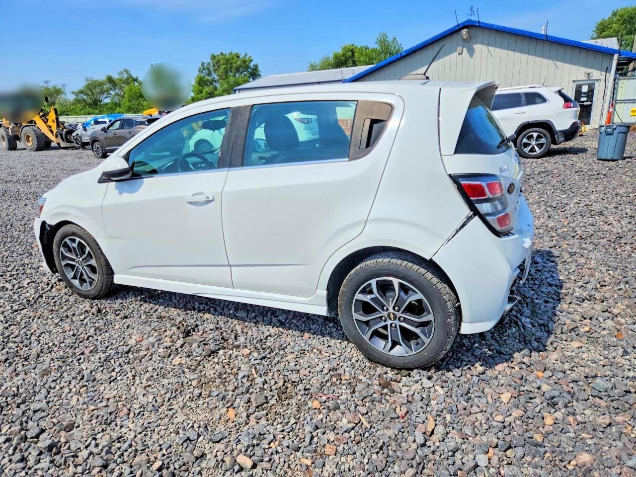 2017 Chevrolet Sonic Lt - Фото 2