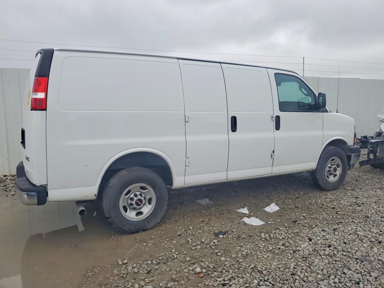 2022 GMC Savana 2500 Cargo Delivery Van - Фото 3