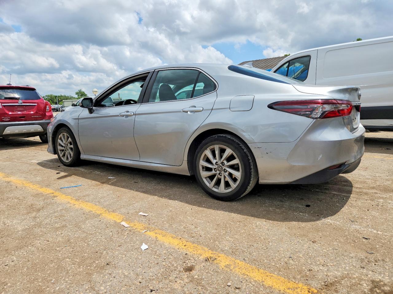 2021 Toyota Camry Le - Фото 2