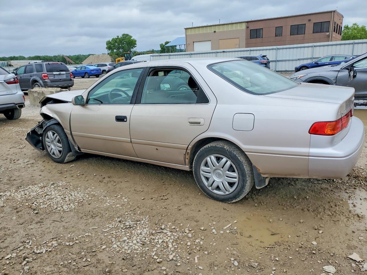 2001 Toyota Camry Le - Фото 2