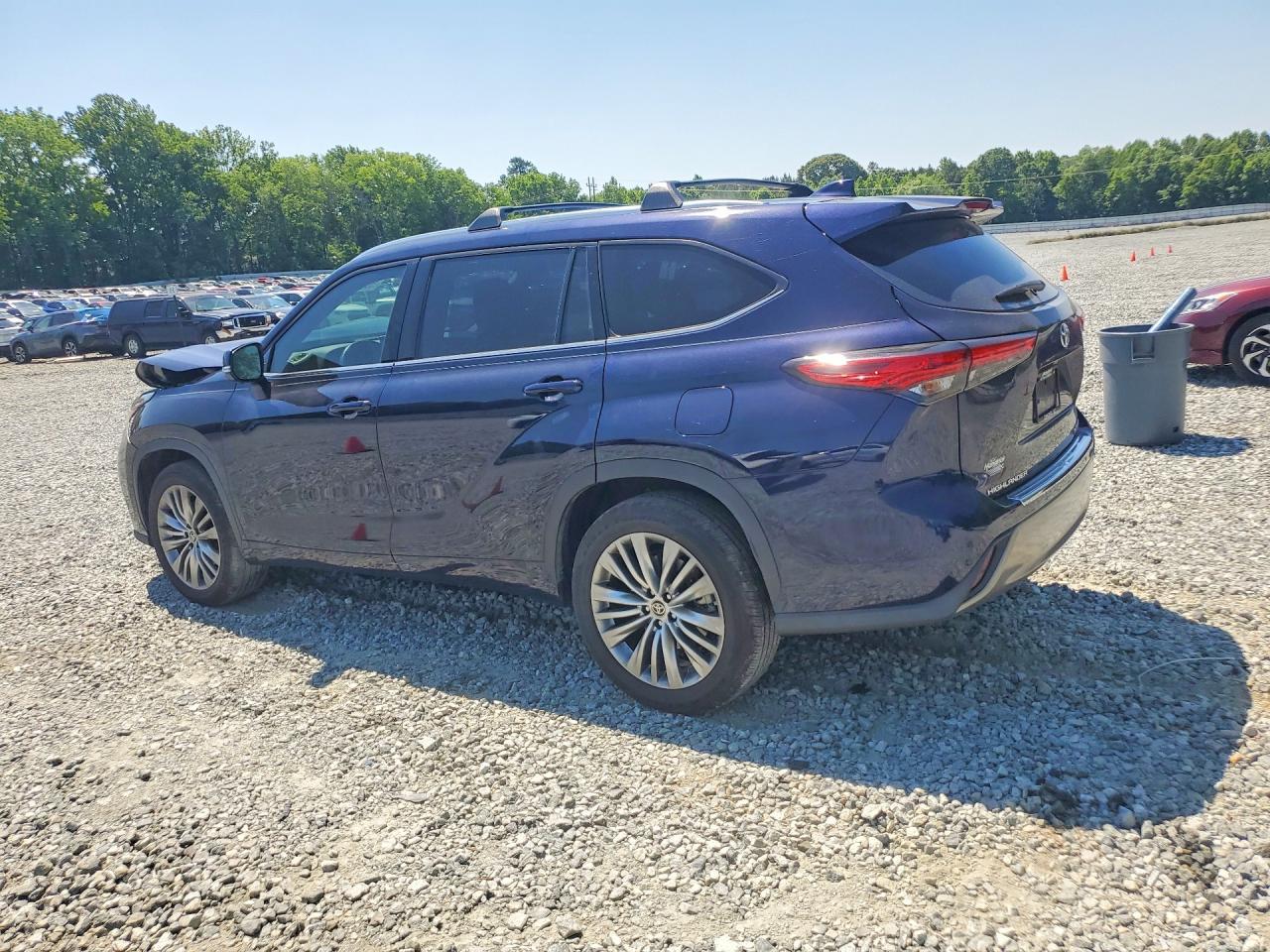 2023 Toyota Highlander Platinum - Image 2