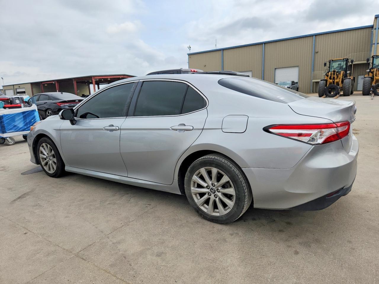 2018 Toyota Camry Le - Фото 2