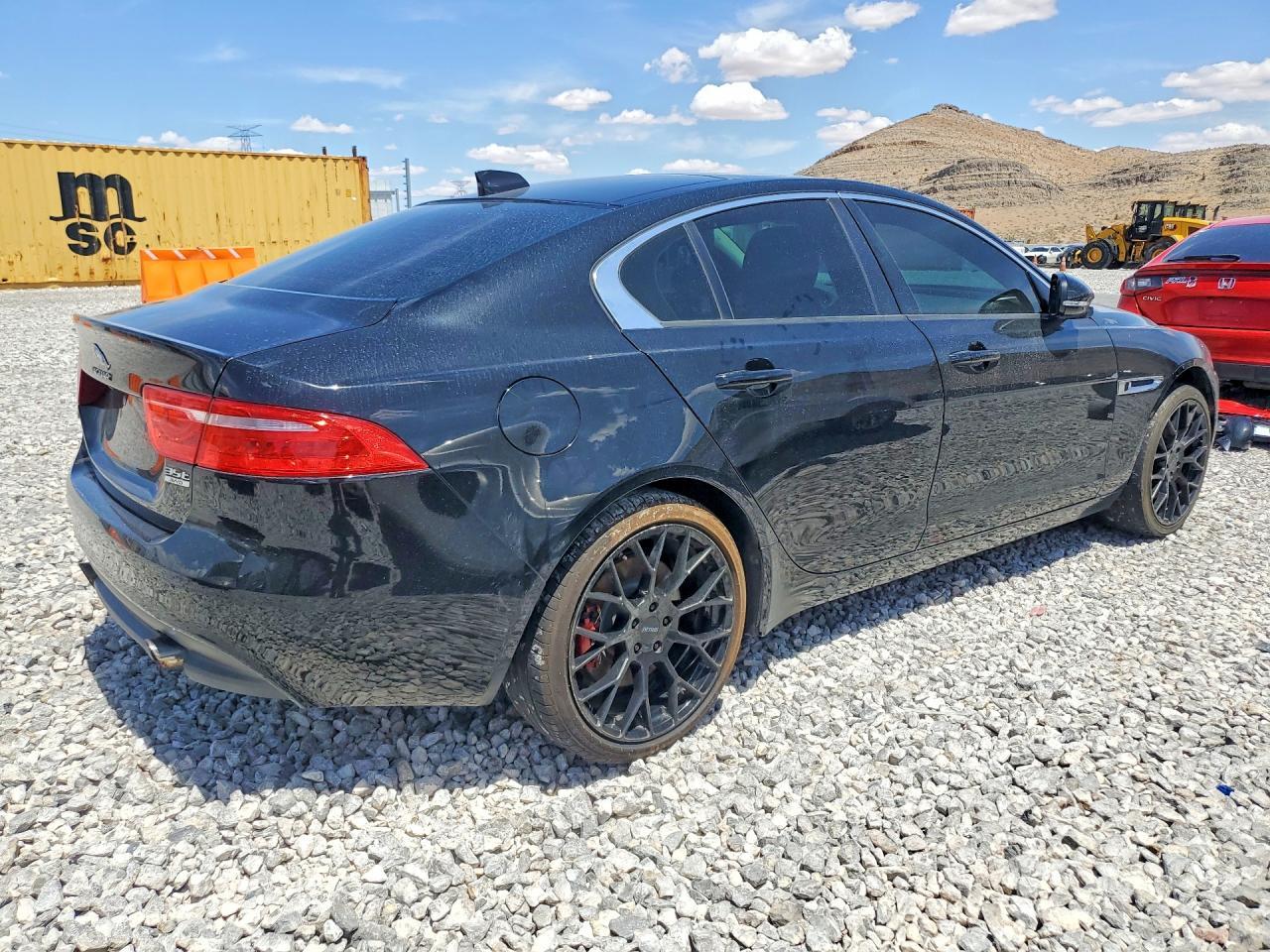 2017 Jaguar Xe Premium - Фото 3