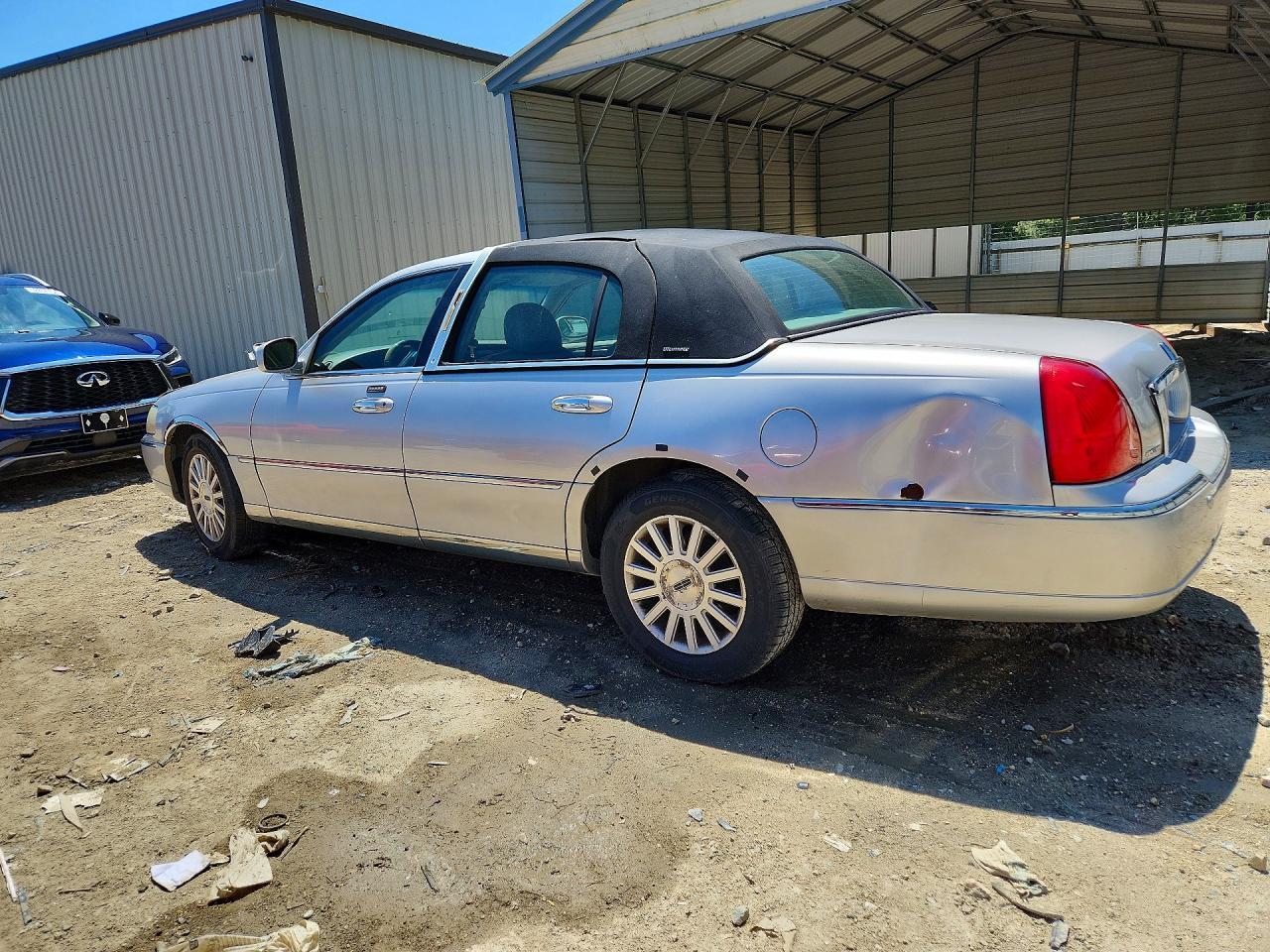 2004 Lincoln Town Car Ultimate - Фото 2