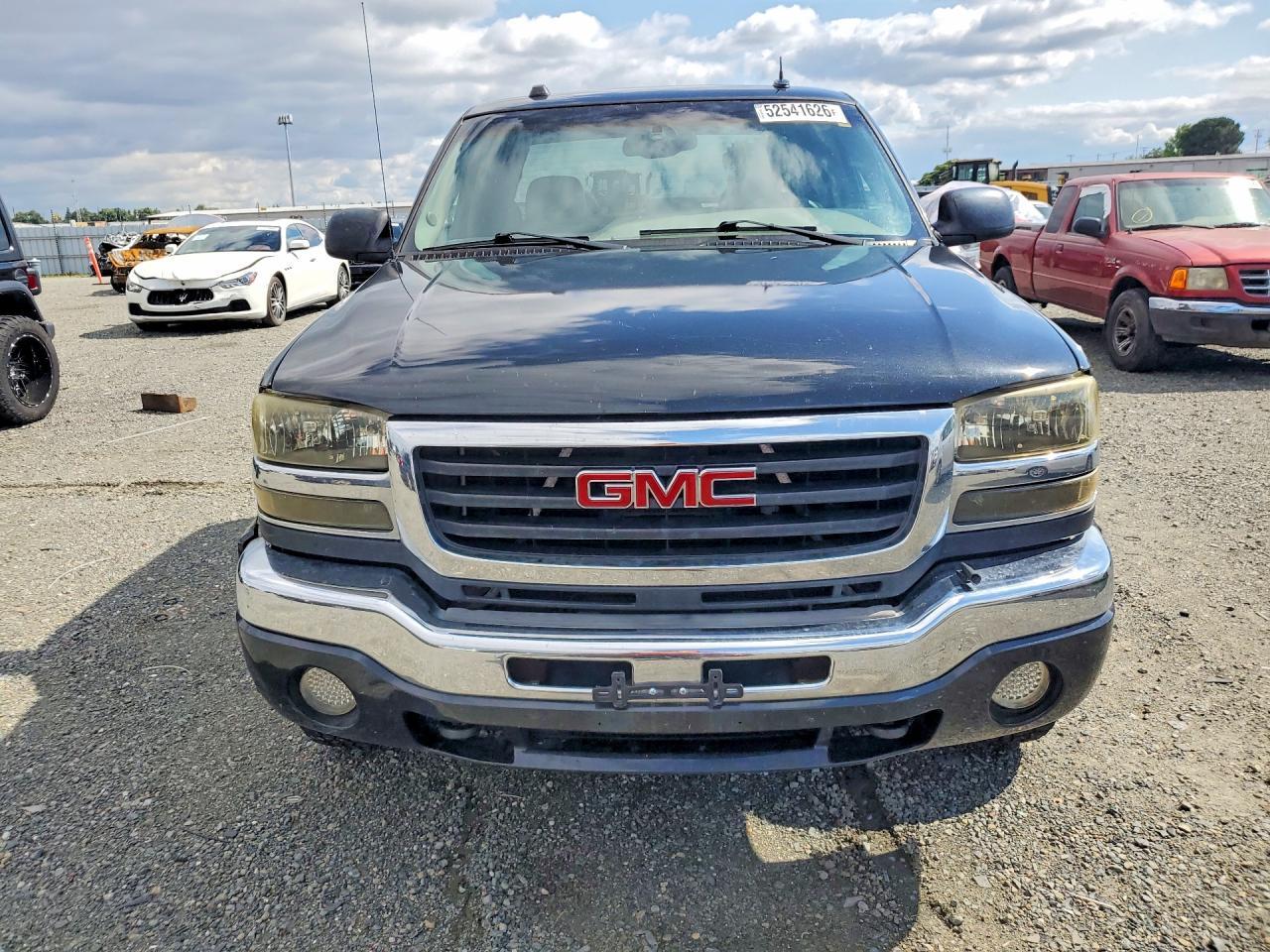 2004 GMC Sierra 2500 - Image 5