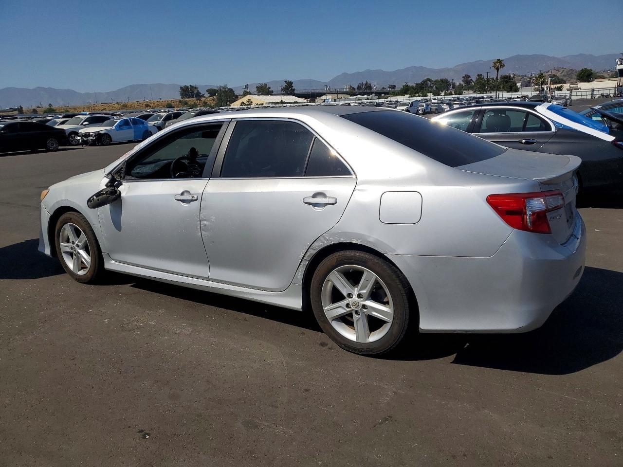 2014 Toyota Camry Se - Image 3