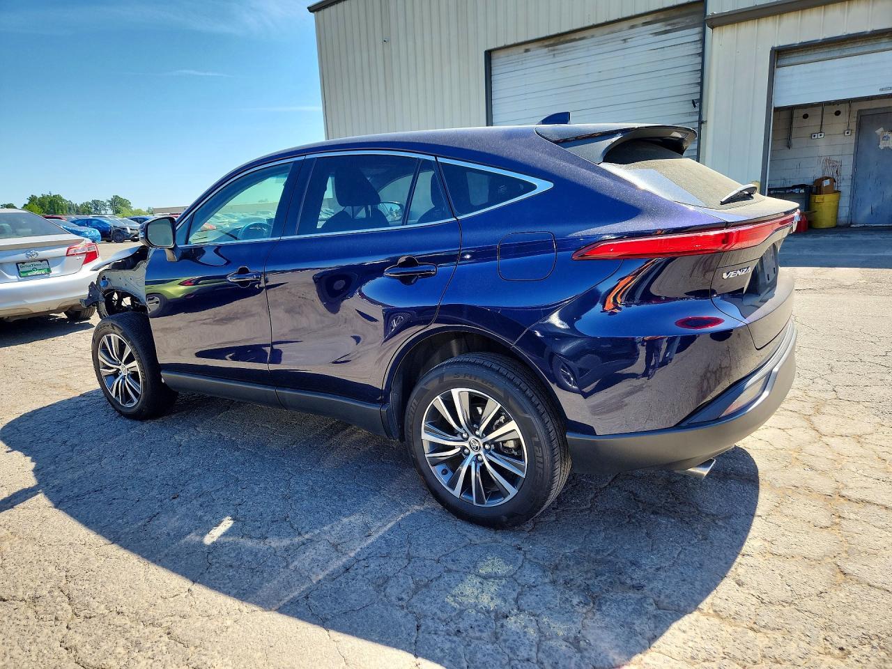 2022 Toyota Venza Le - Image 2