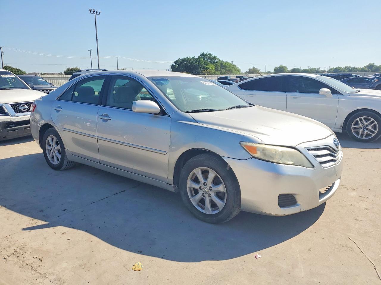 2011 Toyota Camry Le - Фото 4