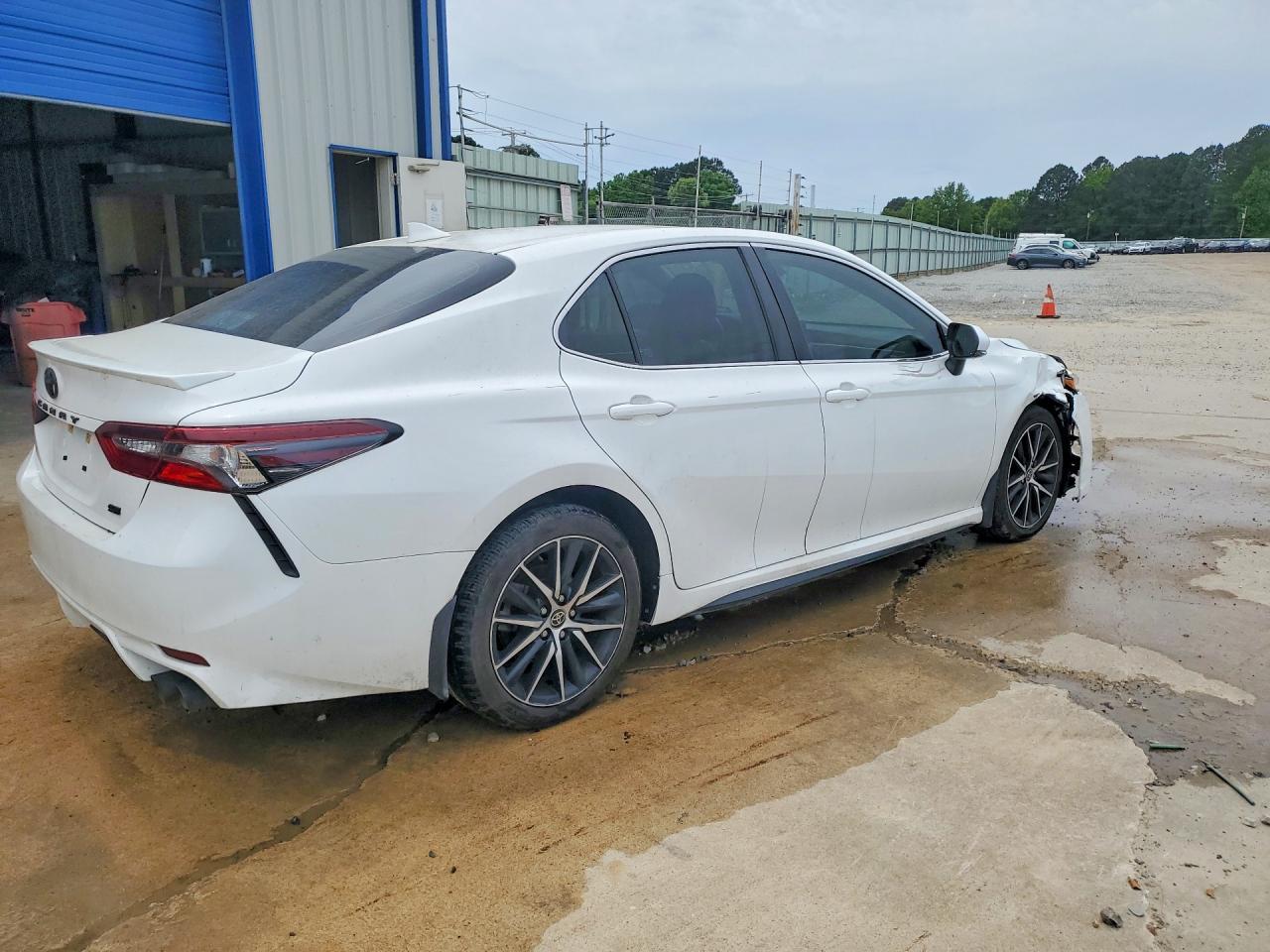 2023 Toyota Camry Se - Image 3