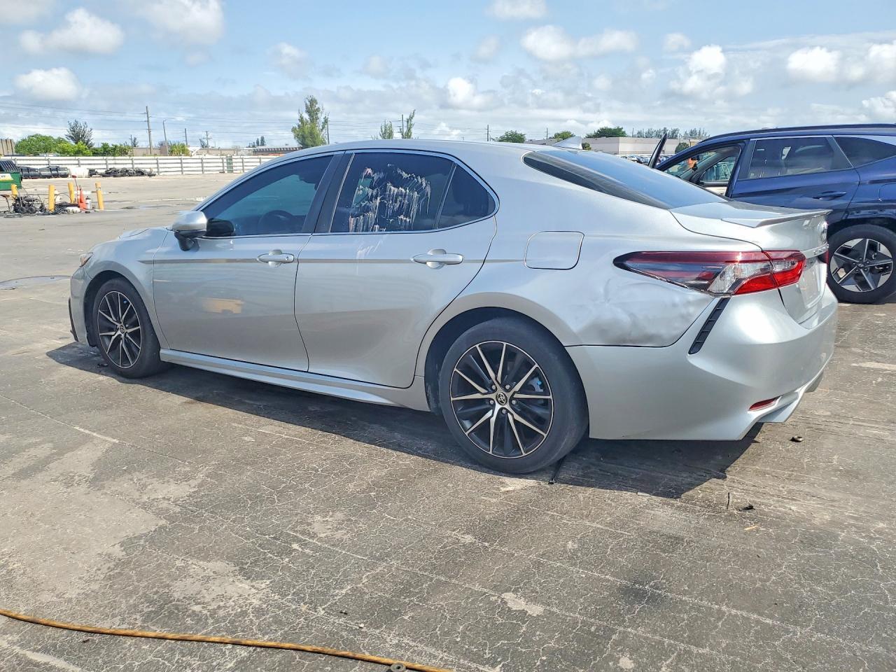 2021 Toyota Camry Se - Фото 2