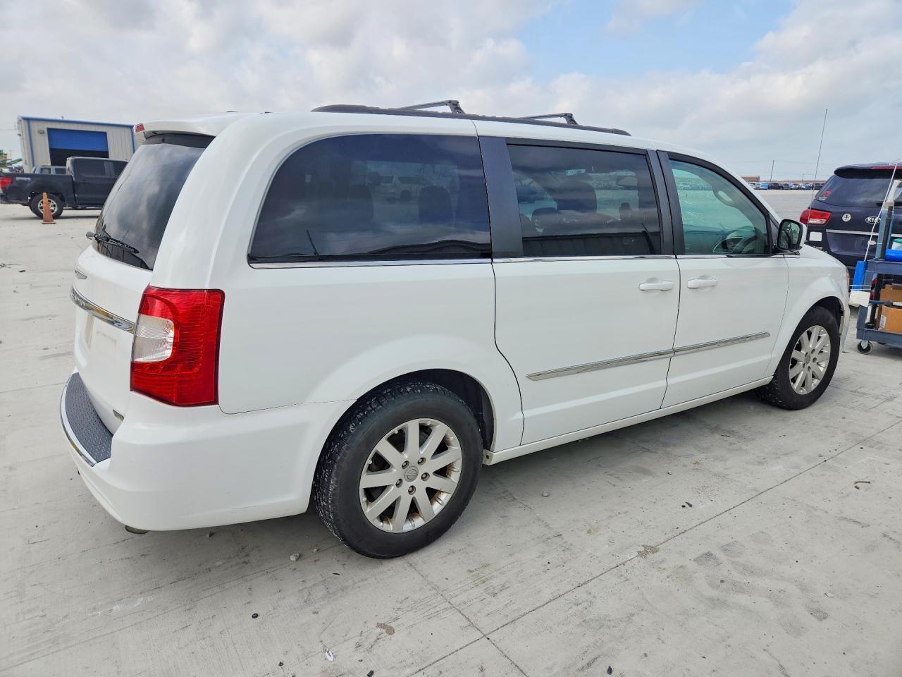 2016 Chrysler Town & Country Touring - Image 3