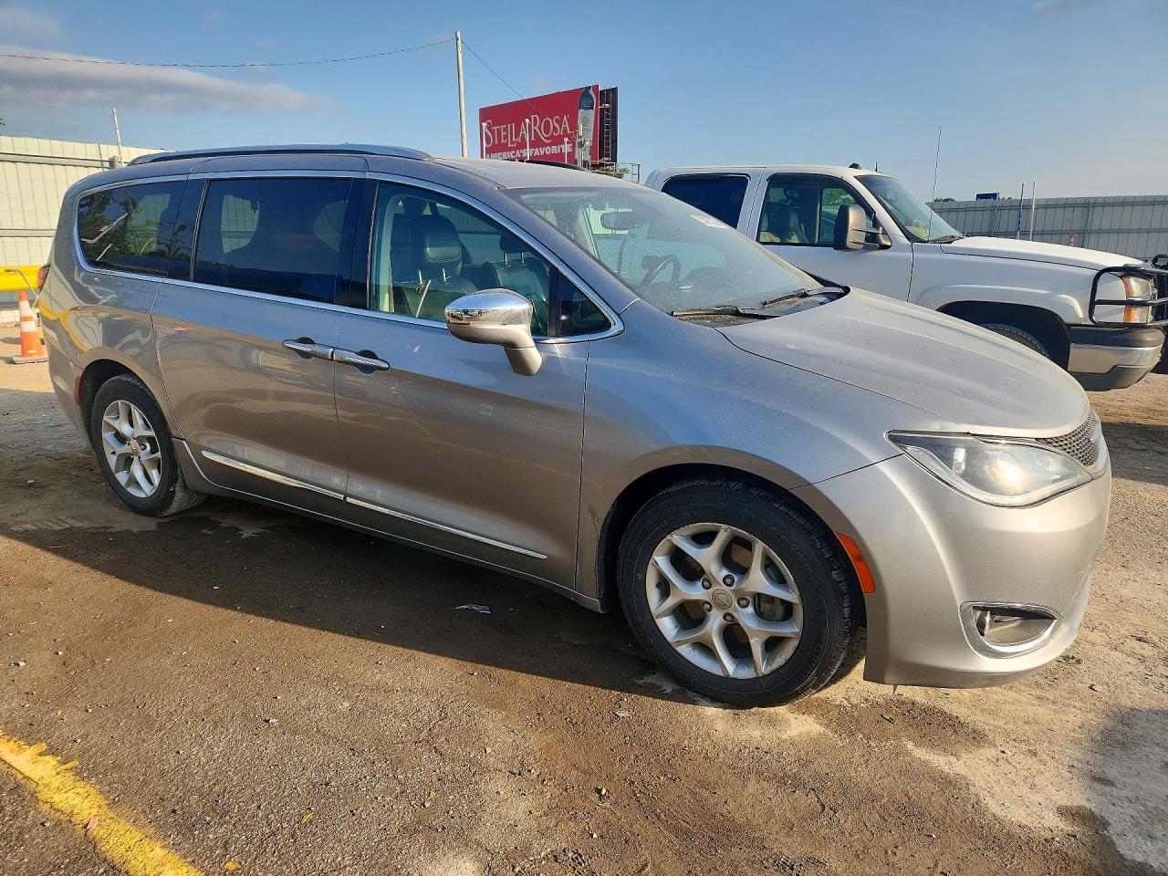 2020 Chrysler Pacifica Limited - Image 4