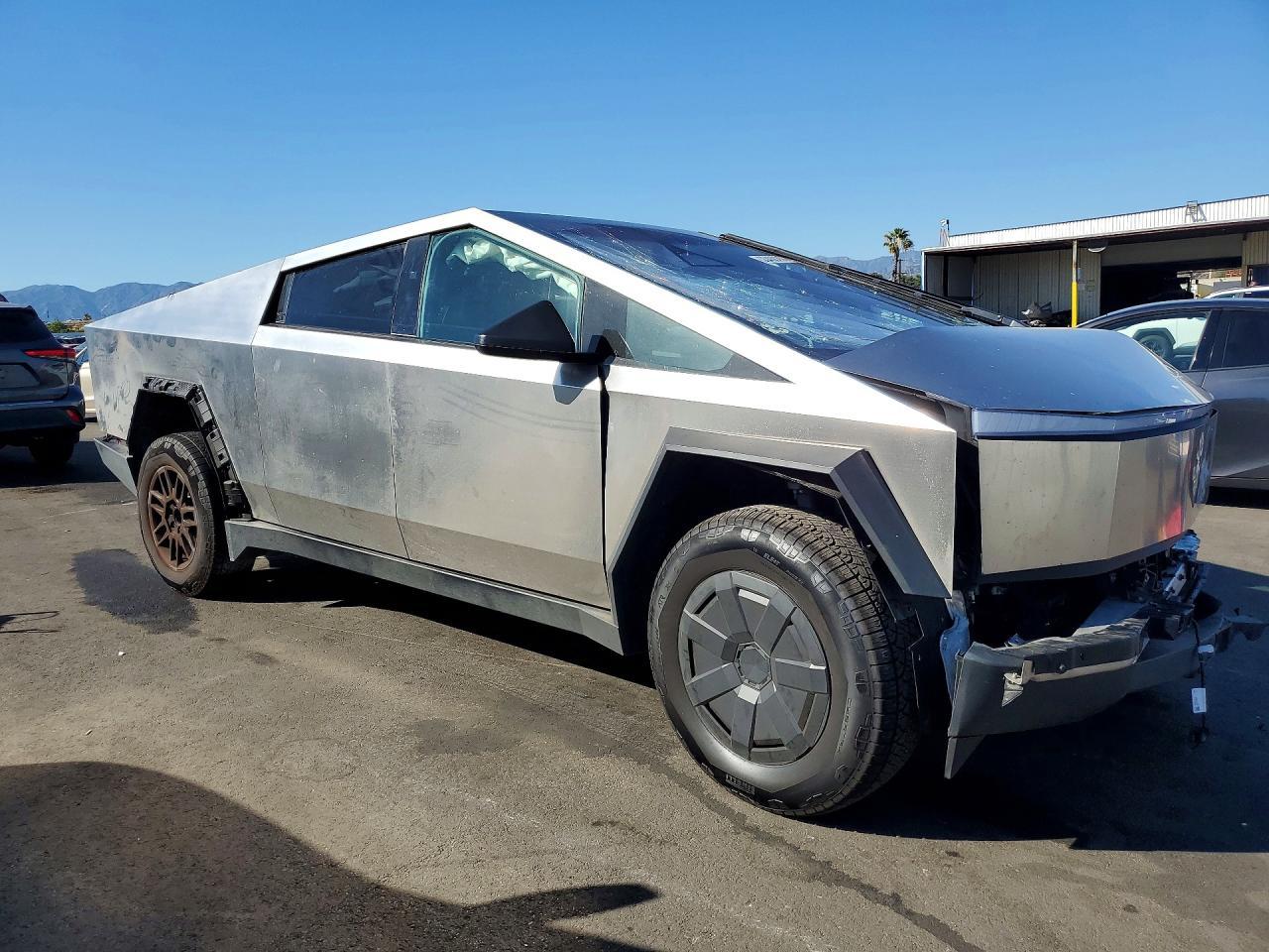 2025 Tesla Cybertruck - Фото 4