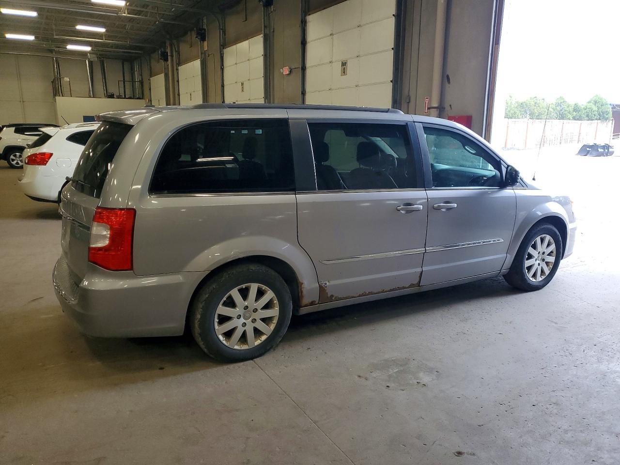 2015 Chrysler Town & Country Touring - Image 3