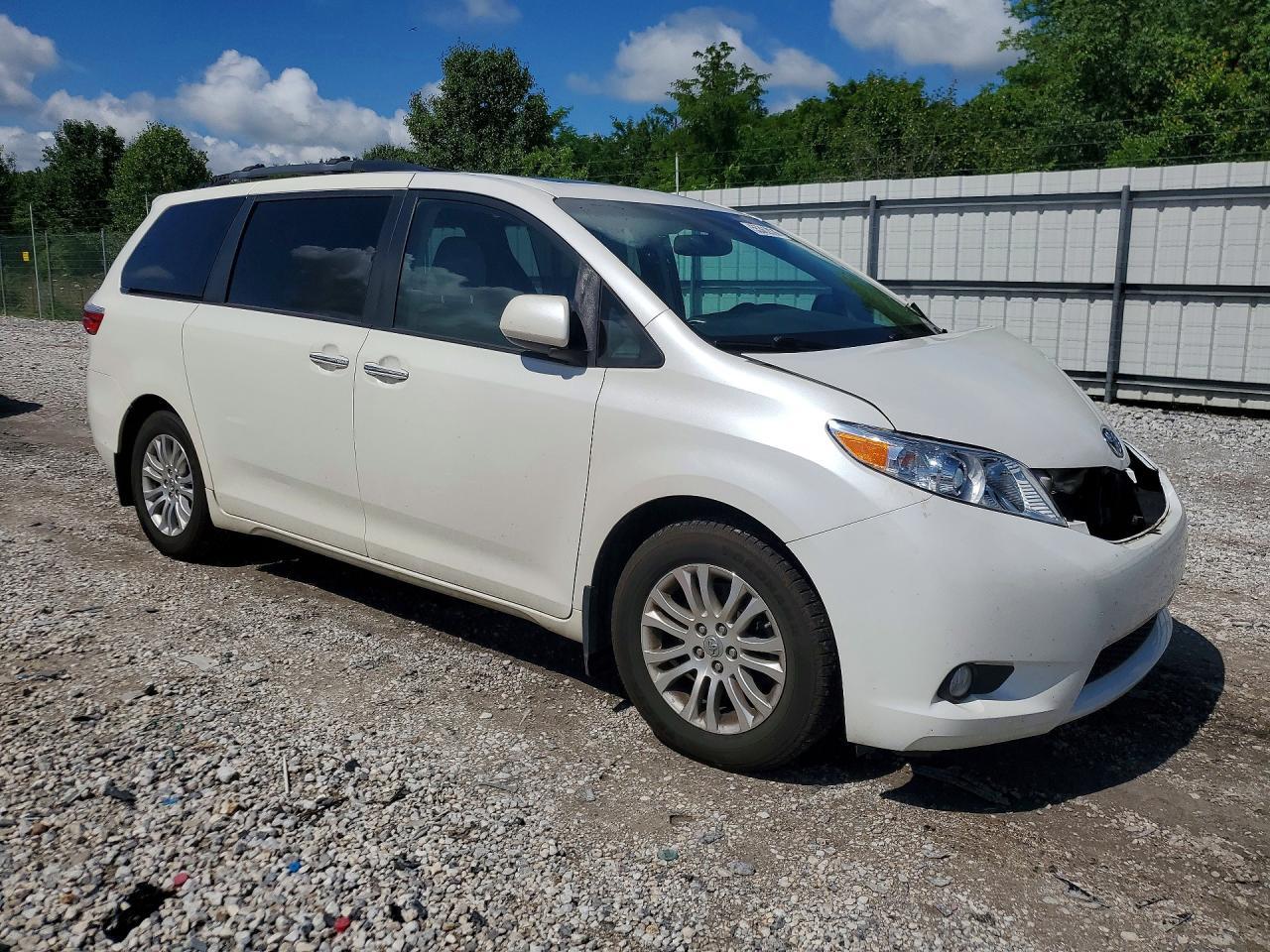 2017 Toyota Sienna Xle Premium 8-Passenger - Image 4